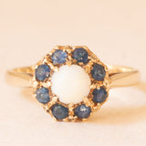 Anello a margherita vintage in oro giallo 9K con opale (0.40ct ca.) e zaffiri (1.20ctw ca.), anni ‘50
