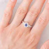 Anello a margherita vintage in platino con zaffiro (0.51ct) e diamanti (0.43ctw), anni ‘90