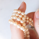 Collana vintage con filo di perle bianche e con decorazioni in oro bianco 18K e 14K con diamanti (1.20ctw ca.) e zaffiro (0.40ct ca.), anni ‘60