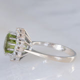 Anello a margherita vintage in oro bianco 14K con peridoto verde (2.60ct ca.) e diamanti di taglio brillante (0.36ctw ca.), anni ‘70/‘80