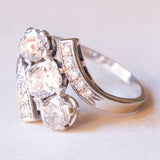 Anello antico in oro bianco 18K con diamanti (centrali di taglio vecchia miniera e per un totale di 2ct ca.), anni ‘40
