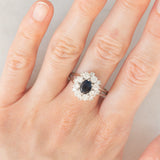 Anello a margherita vintage in oro bianco 18K con zaffiro (1.30ct ca.) e diamanti di taglio brillante (1.30ctw ca.), anni ‘70