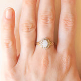 Anello a margherita vintage in oro giallo e bianco 9K con opale (0.30ct ca.) e diamanti, anni ‘70/‘80