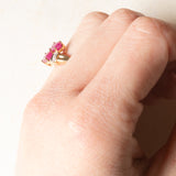 Anello "bypass" vintage in oro giallo 9K con rubini (1ctw ca.) e diamanti