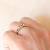 Anello vintage intrecciato in oro giallo e bianco 9K con diamanti (0.04ctw ca.), anni ‘70