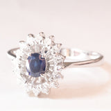 Anello a margherita vintage in oro bianco 18K con zaffiro (0.40ct ca.) e diamanti (0.16ctw ca.), anni ‘60/‘70