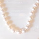 Collana vintage con filo di perle bianche e chiusura in oro giallo 9K, anni ‘60/’70