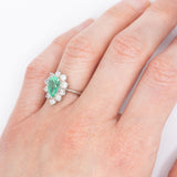 Anello a margherita vintage in platino con smeraldo di taglio a goccia (1.05ct) e diamanti di taglio brillante (1ctw), anni ‘80