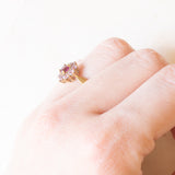 Anello a margherita vintage in oro giallo 9K con tormalina rosa (0.15ct ca.) e zaffiri rosa sintetici (0.40ctw ca.), anno 2004