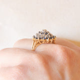 Anello a fiore vintage in oro giallo 14K con zaffiri (0.40ctw ca.) e diamanti (0.40ctw ca.), anni ‘70/‘80