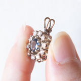 Ciondolo vintage in oro bianco 14K con zaffiro (0.50ct ca.) e diamanti di taglio brillante (0.40ctw ca.), anni ‘70