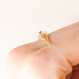 Anello in oro giallo 18K con rubino sintetico (0.05ct ca.) e diamanti, anni ‘60/‘70