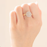 Anello a fiore vintage in oro giallo e bianco 14K con diamanti di taglio brillante (0.93ctw ca.), anni ‘60/‘70
