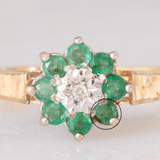 Anello a fiore vintage in oro giallo 9K con smeraldi (0.36ctw ca.) e diamante (0.01ct ca.), anni ‘70/‘80