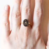 Anello antico in oro giallo 14K con smalti neri e perlina bianca, primi del ‘900