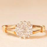 Anello a fiore vintage in oro giallo e bianco 9K con diamanti (0.10ctw ca.), anni ‘70/‘80