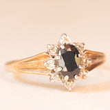 Anello a margherita vintage in oro giallo e bianco 9K con zaffiro (0.50ct ca.) e diamanti (0.08ctw ca.), anno 1987