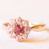 Anello a margherita vintage in oro giallo 9K con tormalina rosa (0.15ct ca.) e zaffiri rosa sintetici (0.40ctw ca.), anno 2004