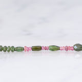 Collana vintage con tormaline verdi e rosa e con chiusura in oro giallo 18K