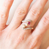 Anello Art Nouveau in oro giallo e bianco 18K con rubino (0.55ct ca.) e diamanti (0.70ctw ca.), fine anni ‘20