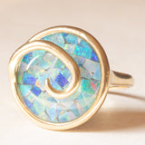 Anello vintage in oro giallo 9K con mosaico di opali triplet
