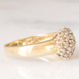 Anello a fiore con fede in oro giallo 14K con diamanti di taglio brillante (1ctw ca.), anni ‘80