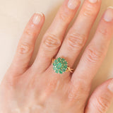 Anello a fiore vintage in oro giallo 14K con smeraldi (2ctw ca.) e diamanti (0.10ctw ca.), anni ‘70/‘80