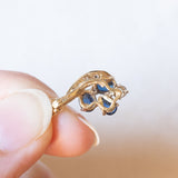 Collana vintage con catenina in oro giallo 14K e con ciondolo in oro giallo 14K con zaffiri (0.60ctw ca.) e diamanti (0.09ctw ca.), anni ‘60/'70