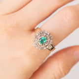 Anello a margherita vintage in oro bianco 18K con smeraldo (0.50ct ca.) e diamanti (0.53ctw ca.), anni ‘60/‘70