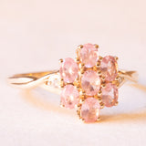 Anello a fiore vintage in oro giallo 10K con zaffiri rosa sintetici (1.20ctw ca.) e zaffiri bianchi, anno 1992