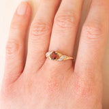 Anello vintage in oro giallo 9K con granato (0.40ct ca.) e diamanti (0.03ctw ca.), anni ‘70/‘80