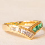 Anello a “V” vintage in oro giallo 18K con smeraldi di taglio carré (0.28ctw ca.) e diamanti di taglio tapered (0.25ctw ca.), anni ‘70/‘80