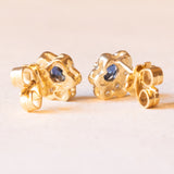 Orecchini a margherita vintage in oro giallo e bianco 14K con zaffiri (0.50ctw ca.) e diamanti di taglio brillante (0.24ctw ca.), anni ‘60