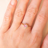 Anello vintage in oro giallo 9K con zaffiro rosa sintetico di taglio a cuore (0.60ct ca.) e diamante, anni ‘90 ca.