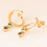 Orecchini a mezzaluna vintage in oro giallo e bianco 14K, con zaffiri, smeraldi e diamanti, anni ‘70/‘80