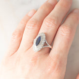 Anello a margherita navette in oro bianco 14K con zaffiro (1ct ca.) e diamanti (0.72ctw ca.), anni ‘70/‘80