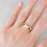 Trilogy gypsy vintage in oro giallo 18K con diamante (0.35ct ca.) e zaffiri (0.36ctw ca.), anni ‘50/‘60