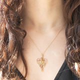 Pendente antico lavalier in oro giallo 9K con paste di vetro verde chiaro e perline bianche, anni ‘10/‘20