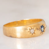 Anello gypsy vintage in oro giallo 14K con zaffiro (0.10ct ca.) e diamanti di taglio rosetta (0.04ctw ca.), anni ‘40/‘50