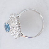 Anello a margherita vintage in platino con zaffiro (1.54ct) e diamanti (1.01ctw), anni ‘80