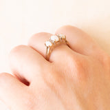 Anello vintage in oro giallo e bianco 9K con opali (0.55ctw ca.) e diamanti (0.06ctw ca.), anno 2003