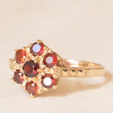 Anello a fiore vintage in oro giallo 9K con granati (0.60ctw ca.), anno 1966