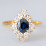 Anello a margherita navette in oro giallo 18K con zaffiro (1ct ca.) e diamanti di taglio brillante (0.75ctw ca.), anni ‘60/‘70