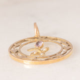 Ciondolo antico in oro giallo 9K con decorazioni naturalistiche e con rodine decorato da perline bianche e da ametista, anni ‘10/‘20