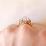 Anello a margherita vintage in oro giallo 18K con pietra di Luna (3.50ct ca.) e diamanti di taglio brillante (0.36ctw ca.), anni ‘70