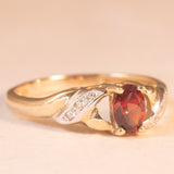 Anello vintage in oro giallo 9K con granato (0.40ct ca.) e diamanti (0.03ctw ca.), anni ‘70/‘80