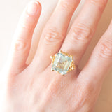 Anello da cocktail vintage in oro giallo 18K con acquamarina (7.50ct ca.), anni ‘60/‘70