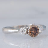 Trilogy vintage in platino con diamante centrale fancy brown (0.57ct) e diamanti laterali (0.20ctw)