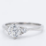 Trilogy vintage in platino con diamanti di taglio brillante (centrale di 1.02ct), anni ‘80