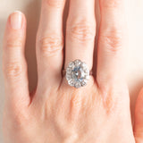 Anello a margherita francese vintage in platino e in oro bianco 18K con acquamarina (1.60ct ca.) e diamanti di taglio brillante (0.80ctw ca.), anni ‘70/‘80